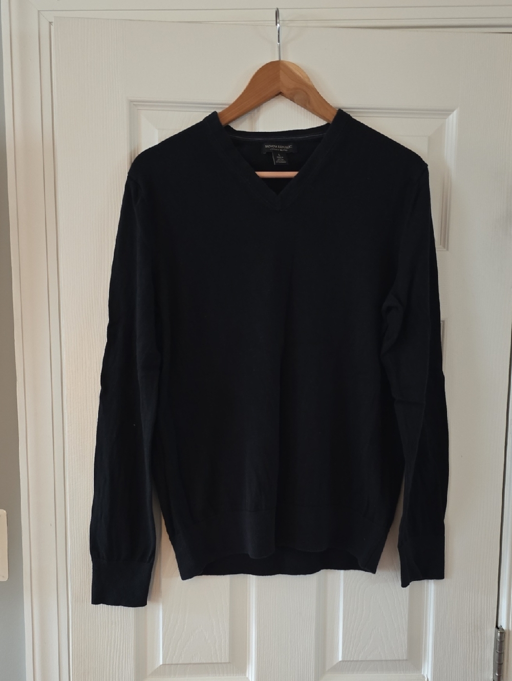 Banana Republic Men's V-Neck Sweater in Black